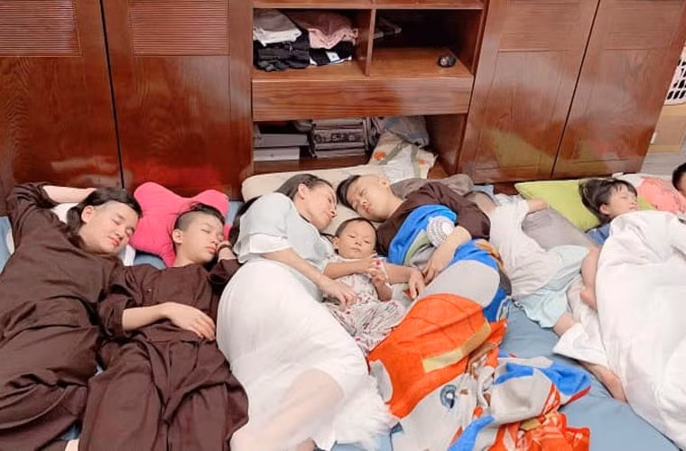 Việc Phi Nhung nhận nuôi nhiều bé mồ côi, có hoàn cảnh khó khăn được rất nhiều người khen ngợi, cảm phục.