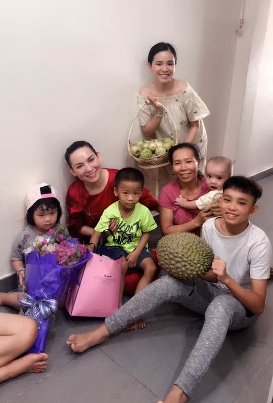  Phi Nhung và các con nuôi quây quần trong dịp lễ Ngày của mẹ.
