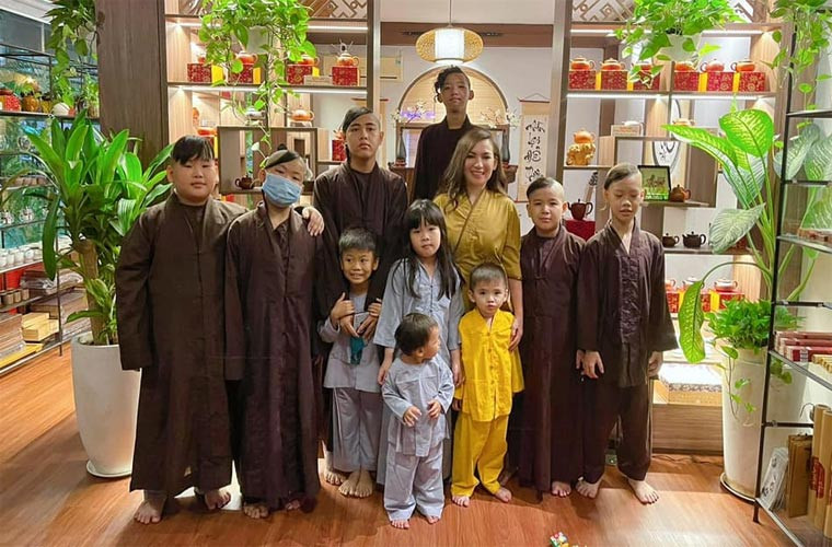 Nữ ca sĩ chia sẻ, cô nhận nhiều con nuôi vì bản thân từng rơi vào hoàn cảnh tương tự khi thiếu tình thương của ba lẫn mẹ.