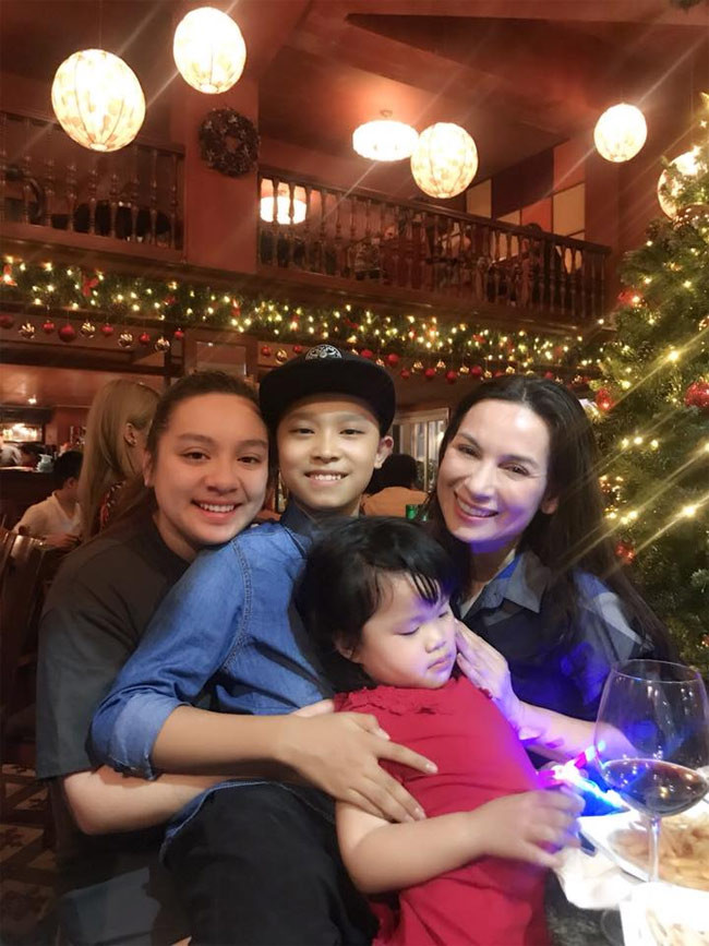 Phi Nhung cùng con gái ruột Wendy và hai con nuôi. Hiện ồn ào của Phi Nhung và con nuôi Hồ Văn Cường hút nhiều sự quan tâm của công chúng. Xem video "Chuyện chưa kể về ca sĩ Phi Nhung". Nguồn VTC1: