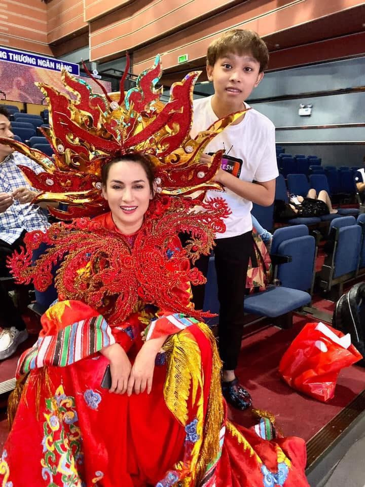 Hồ Văn Cường được Phi Nhung nhận làm con nuôi sau khi giành ngôi quán quân "Thần tượng âm nhạc nhí" 2016.