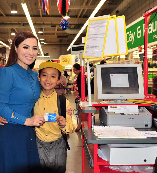 Hiện tại Phi Nhung có tới 23 người con nuôi. Một số con nuôi ở chung nhà với Phi Nhung, trong đó có ca sĩ Hồ Văn Cường, còn đa số các bé được gửi ở chùa Pháp Lạc (Bình Phước).