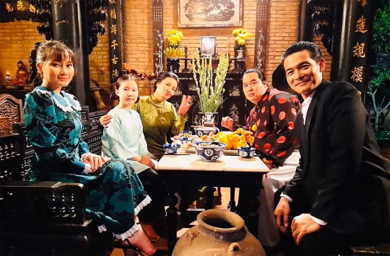 Quách Ngọc Ngoan chụp ảnh kỷ niệm với bạn diễn sau một cảnh quay.