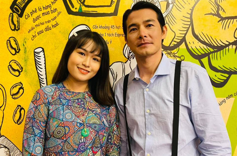 Nam diễn viên chụp ảnh cùng bạn diễn trên phim trường.