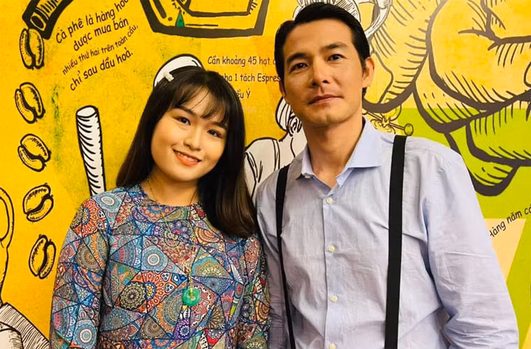 Nam diễn viên chụp ảnh cùng bạn diễn trên phim trường.