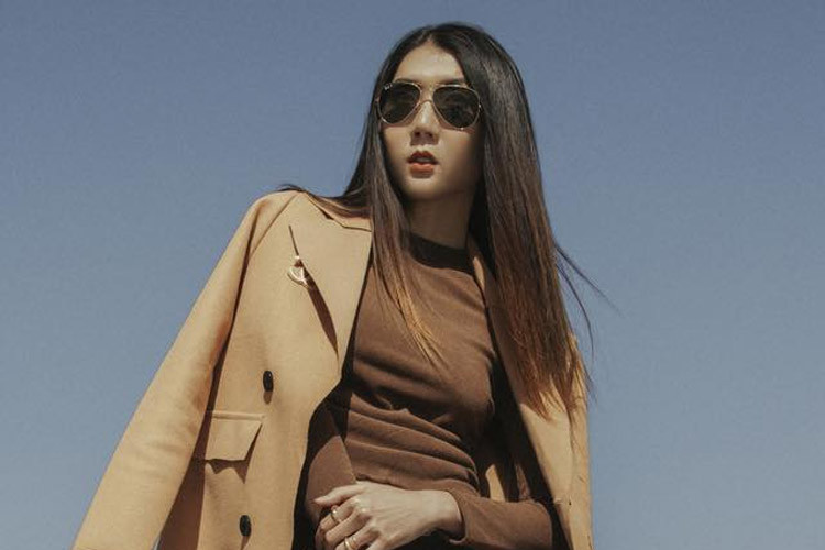 Bà mẹ một con trở về với thần thái siêu mẫu ngày nào của cô khi làm mẫu cho chính các sản phẩm mà mình kinh doanh.