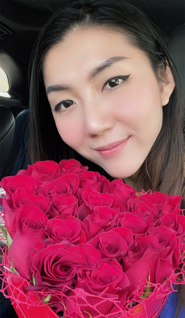 Chân dài sinh năm 1988 rất chăm chỉ livestream để bán hàng trên trang cá nhân.