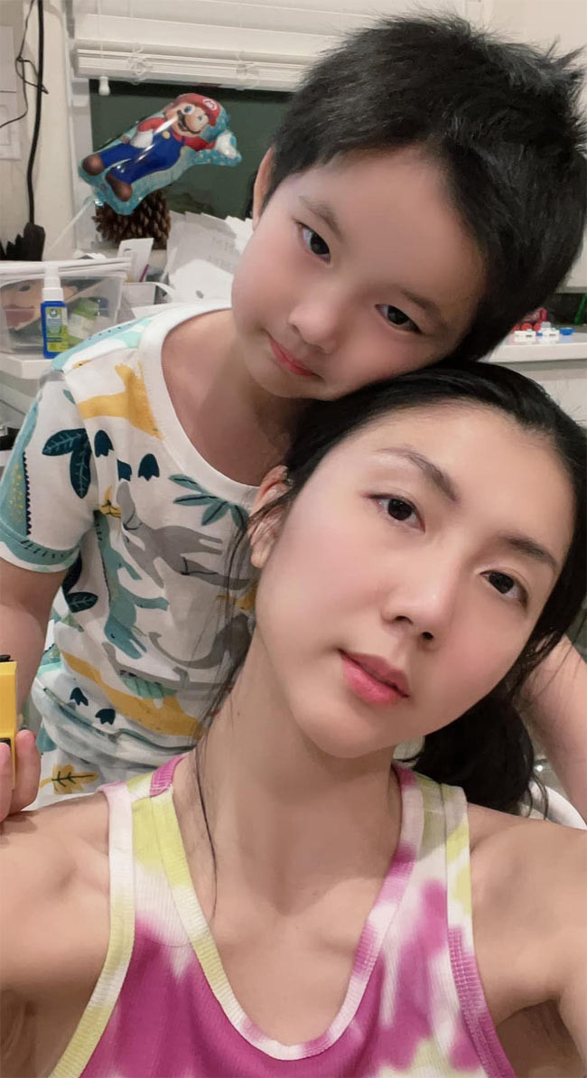 Tự chủ về kinh tế, cuộc sống ổn định khiến thần thái của Ngọc Quyên cũng tốt hơn và cô được khen ngày càng trẻ đẹp.