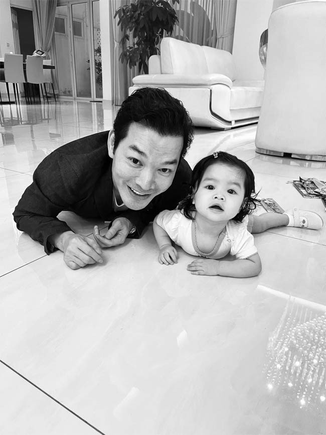 "Đôi khi hạnh phút rất đơn giản. Cám ơn Trời Phật đã cho tôi hạnh phúc này với 2 nàng công chúa. Nhà tôi có 3 con chuột thật kỳ lạ: Trần Bảo Sơn (Nhâm Tý - 1972), Devon Trần (Mậu Tý - 2008), Kendall Trần (C anh tý - 2020). Kendall Trần có bao nhiêu đồ chơi mà cứ thích chơi với tạp chí có hình bìa của chị Devon Trần", nam diễn viên 47 tuổi viết.