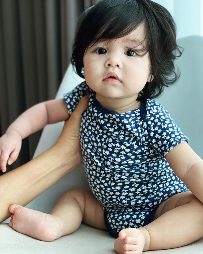 Trước đó, có tin đồn Trần Bảo Sơn đã có thêm con gái với vợ mới khi xuất hiện hình ảnh anh bế một bé gái trên mạng xã hội.