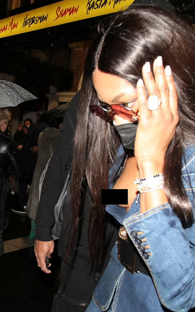 Siêu mẫu Naomi Campbell trở thành tâm điểm của cánh săn ảnh tại buổi họp báo ra mắt vở nhạc kịch "Get Up Stand Up! Bob Marley The Musical" tại London bởi style hở ngực táo bạo.