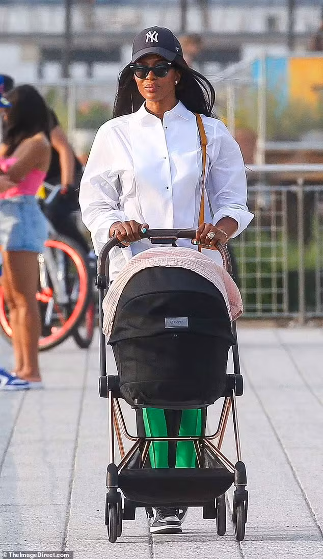 Tháng 7/2021, cánh săn ảnh bắt gặp cô ăn mặc giản dị, đẩy xe đưa con gái đi chơi trên đường phố New York. (Ảnh TheImageDirect.com)