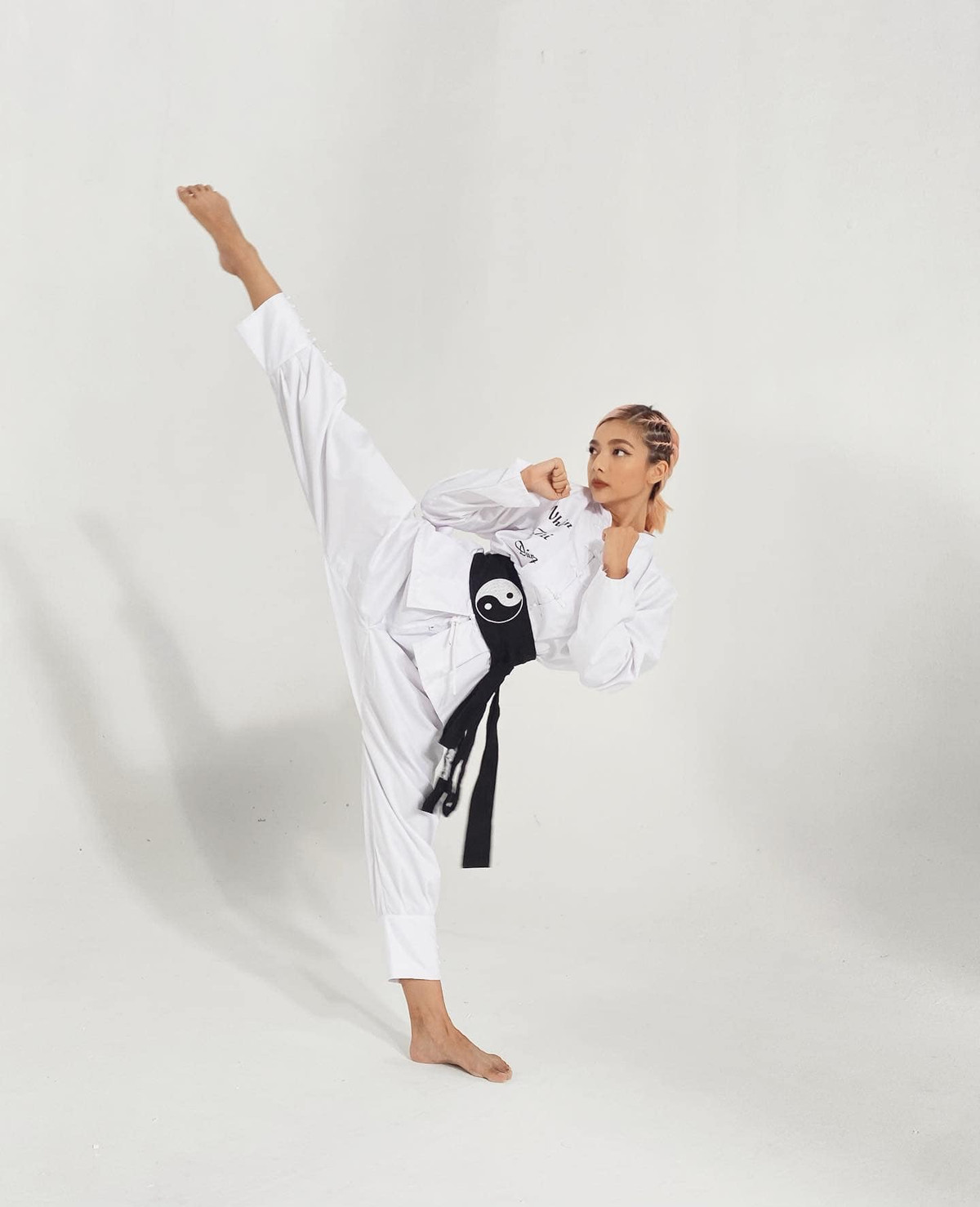 Nữ diễn viên sở hữu đai đen võ thuật bắt đầu tập võ từ năm 9 tuổi.