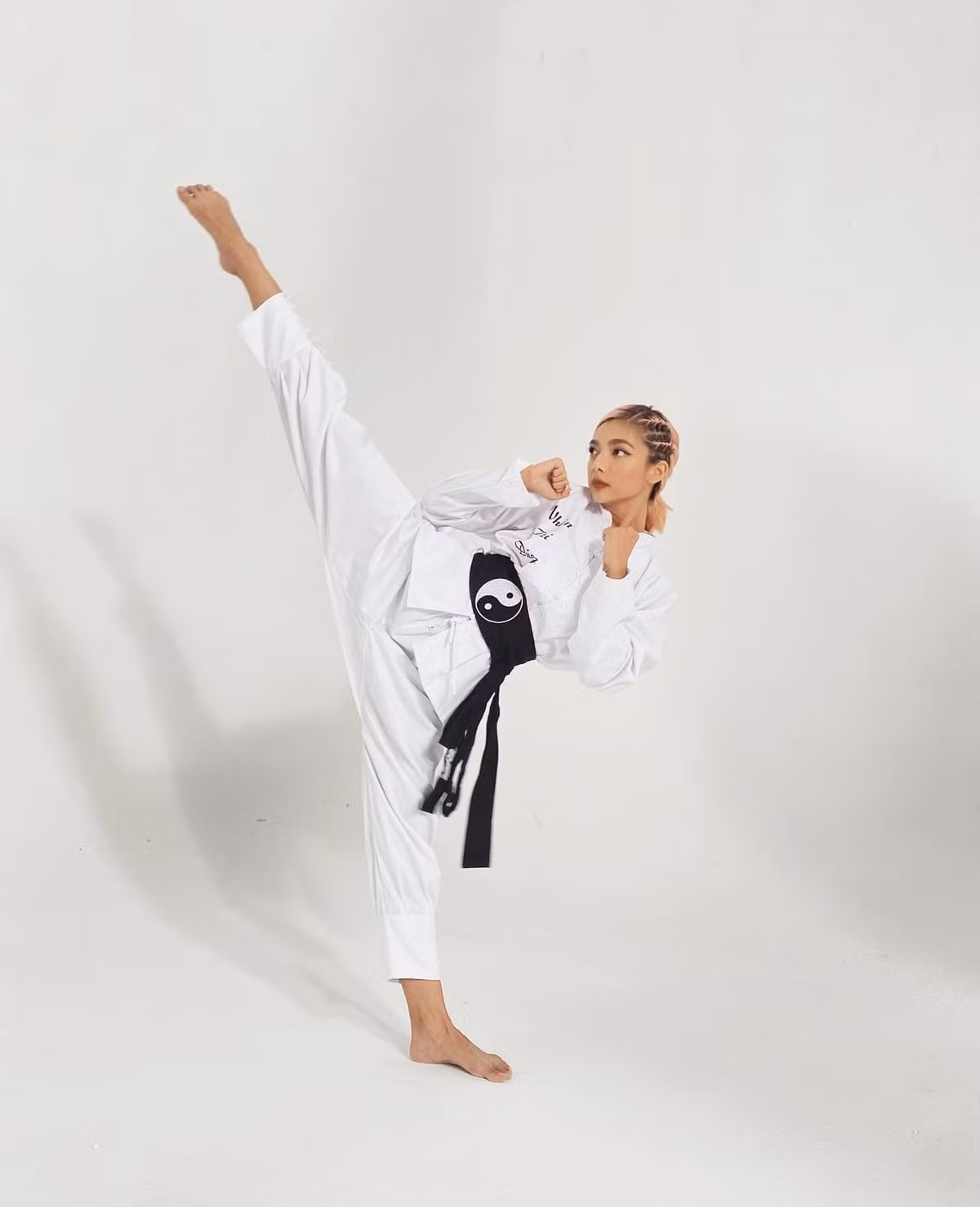 Nữ diễn viên sở hữu đai đen võ thuật bắt đầu tập võ từ năm 9 tuổi.