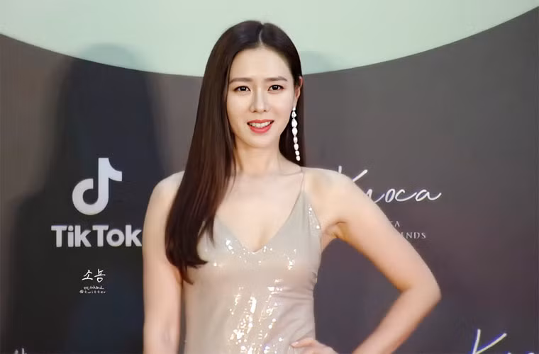 Cô đẹp từ ánh mắt biết cười, khuôn miệng duyên dáng, sống mũi thanh tú.