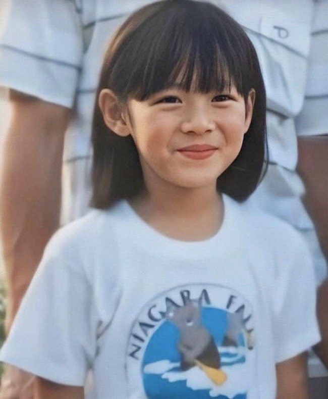 Cô cũng là một trong số ít diễn viên Hàn Quốc nói không với thẩm mỹ bởi so ảnh hồi bé với bây giờ, nét đẹp của Son Ye Jin không hề thay đổi.