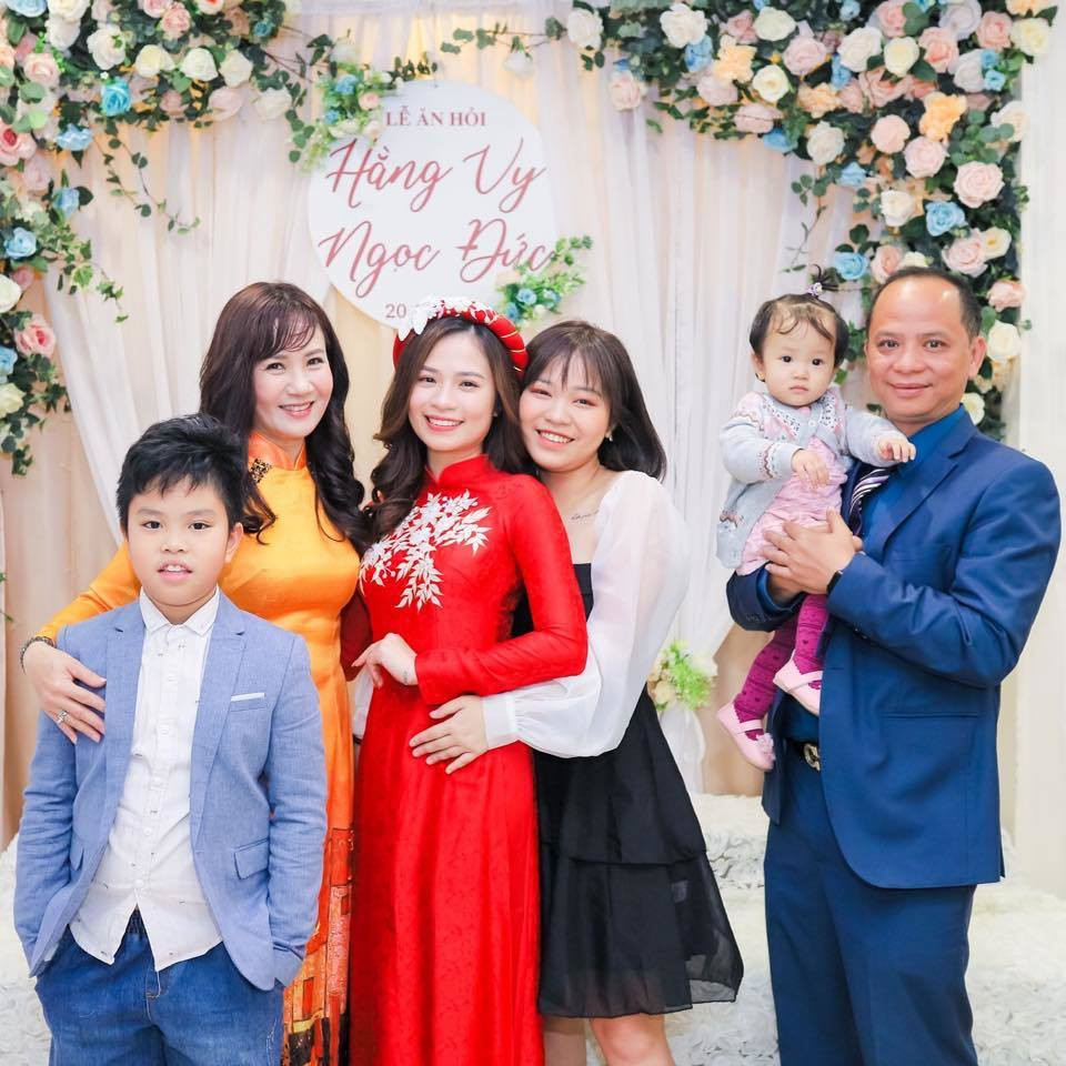 4 con "đủ nếp - đủ tẻ" là trái ngọt của cuộc hôn nhân bền vững ấy. Con gái út nhà Anh Tuấn - Nguyệt Hằng năm nay mới được 3 tuổi. Con gái lớn thì đã kết hôn và định cư bên Đức.