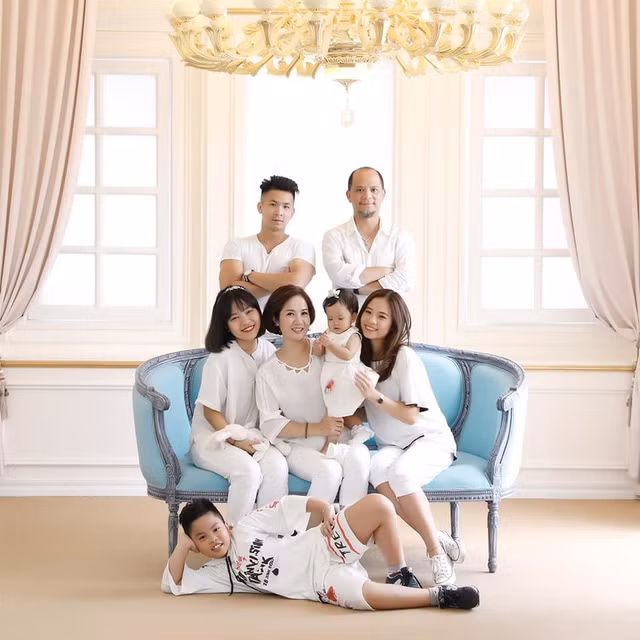 Dù bận rộn với vai trò là ông bố bà mẹ "bỉm sữa" ở tuổi U50 nhưng hai nghệ sĩ không thấy áp lực mà thêm nhiều niềm vui. Diễn viên Anh Tuấn sẵn sàng phụ vợ các việc từ nấu nướng đến chăm con.