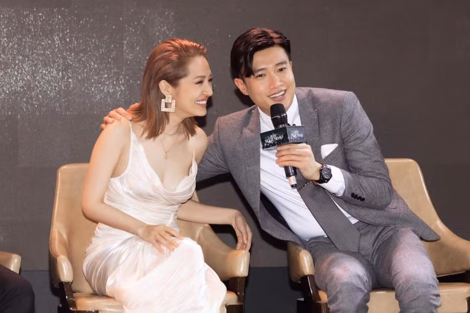 Tại buổi họp báo giới thiệu phim điện ảnh "Bẫy ngọt ngào", Bảo Anh chiếm spotlight bên bạn diễn Quốc Trường nhờ nụ cười rạng rỡ, vóc dáng gợi cảm trong chiếc đầm trễ nải khoe vòng 1 "lấp ló".