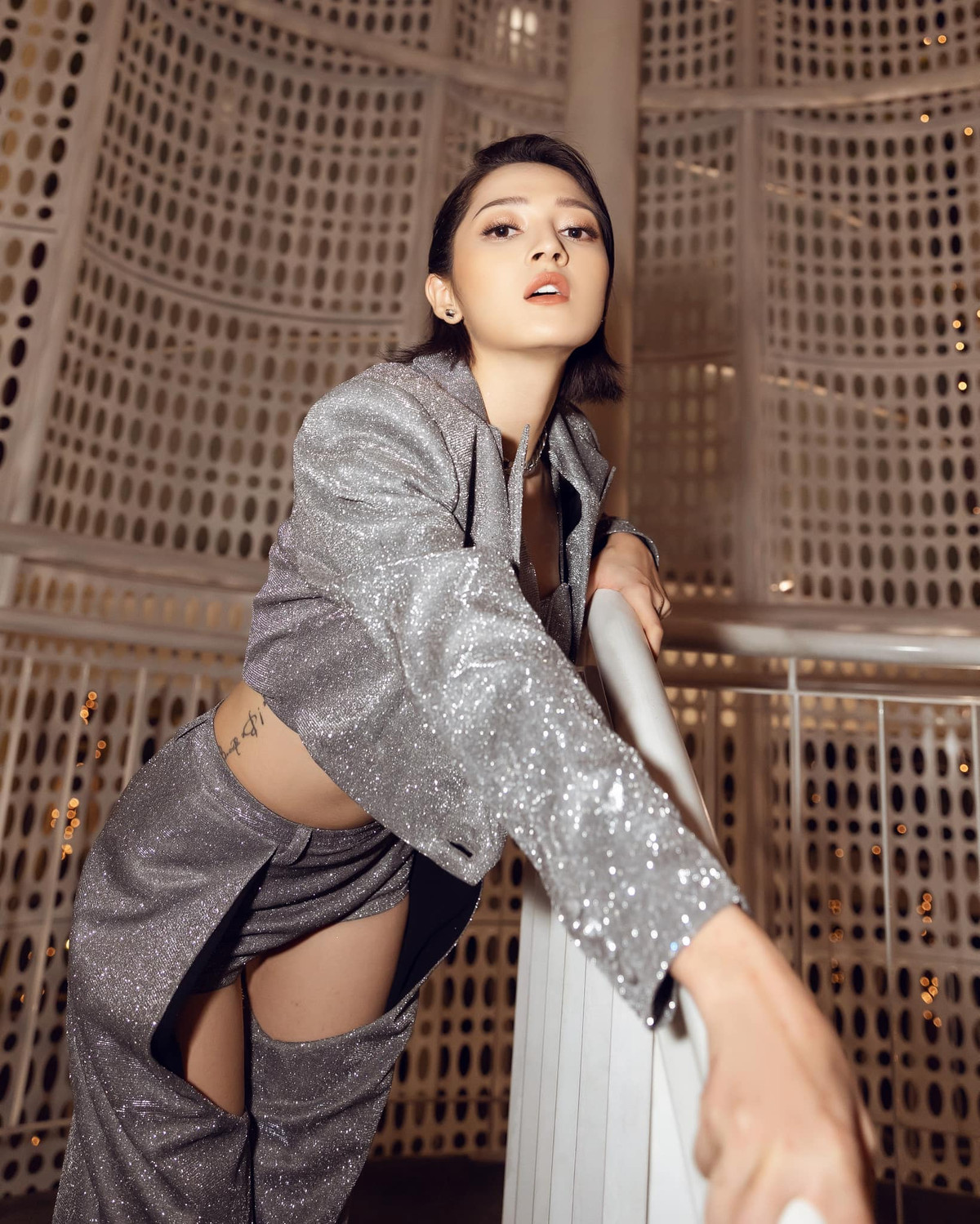 Thời trang nóng bỏng mắt của Bảo Anh khiến dân tình "đứng ngồi không yên".