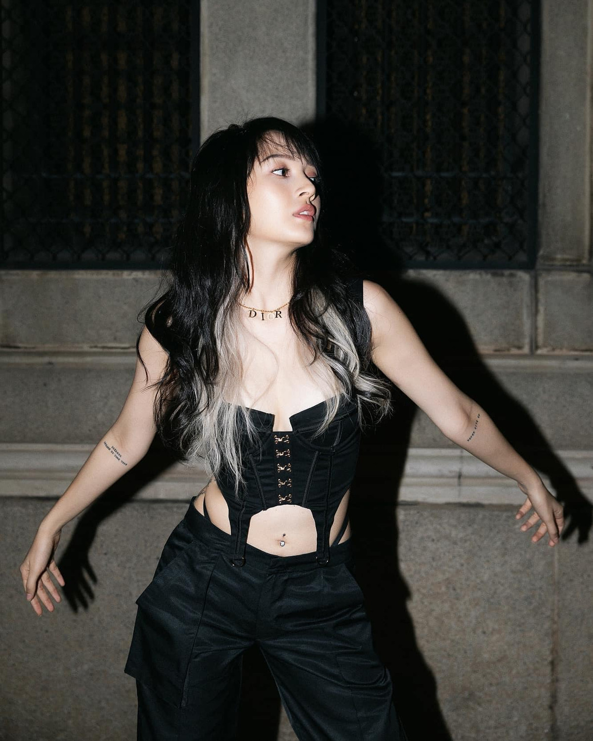 Kiểu trang phục cắt xẻ táo bạo càng làm tôn lên vóc dáng hoàn hảo của giọng ca "Như lời đồn".