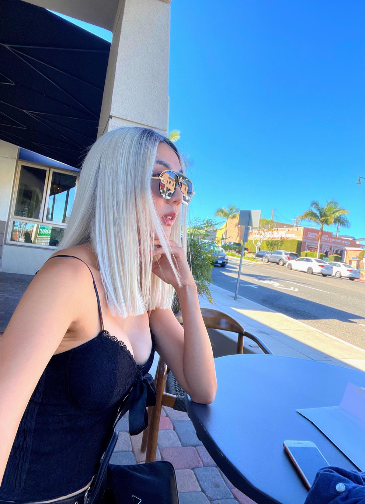 Xuất hiện khác lạ trong màu tóc mới, diện set đồ đen gợi cảm, bà mẹ đơn thân 8X khiến ai nấy đều xuýt xoa vì nhan sắc ngày càng xinh đẹp, vóc dáng gợi cảm hút mắt.