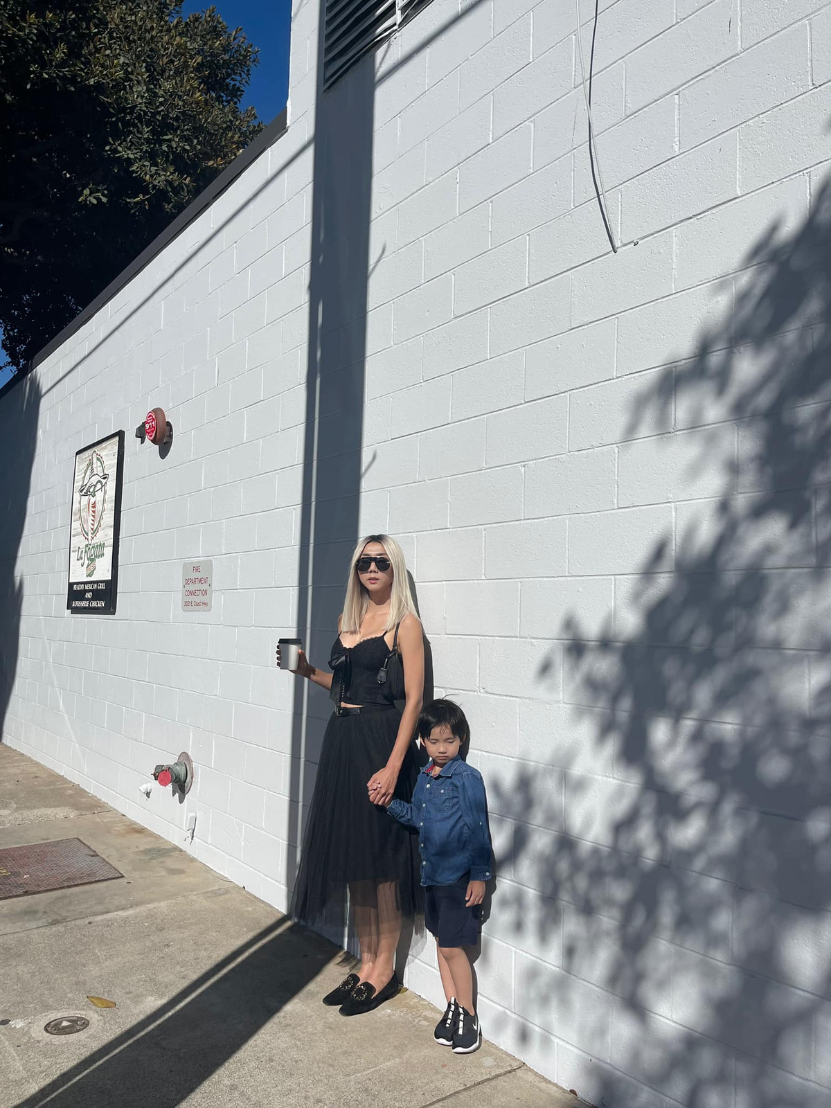 "... Trước đây mẹ ham chơi và thường mắc lỗi, không cẩn thận và không trách nhiệm về thời gian, hay ngủ nướng vì mẹ được bà ngoại chăm như tiểu thư từ nhỏ con ạ. Nhưng từ ngày có con mẹ không còn gặp bạn mẹ nữa và may bạn mẹ ai cũng hiểu. Mẹ sắp xếp thời gian tốt hơn, tuy mẹ ngủ ít đi nhưng mẹ lại có tính trách nhiệm và biết sắp xếp hơn. Vì thế công việc của mẹ cũng tốt hơn mỗi ngày. Mẹ lo tương lai hơn và quan trọng mẹ học được tính kiên nhẫn và không nóng vội mà tính đó ai trẻ cũng có".