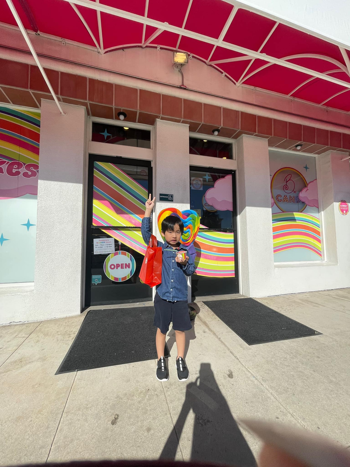 Con trai Ngọc Quyên mới 5 tuổi nhưng đã cao lớn phổng phao.