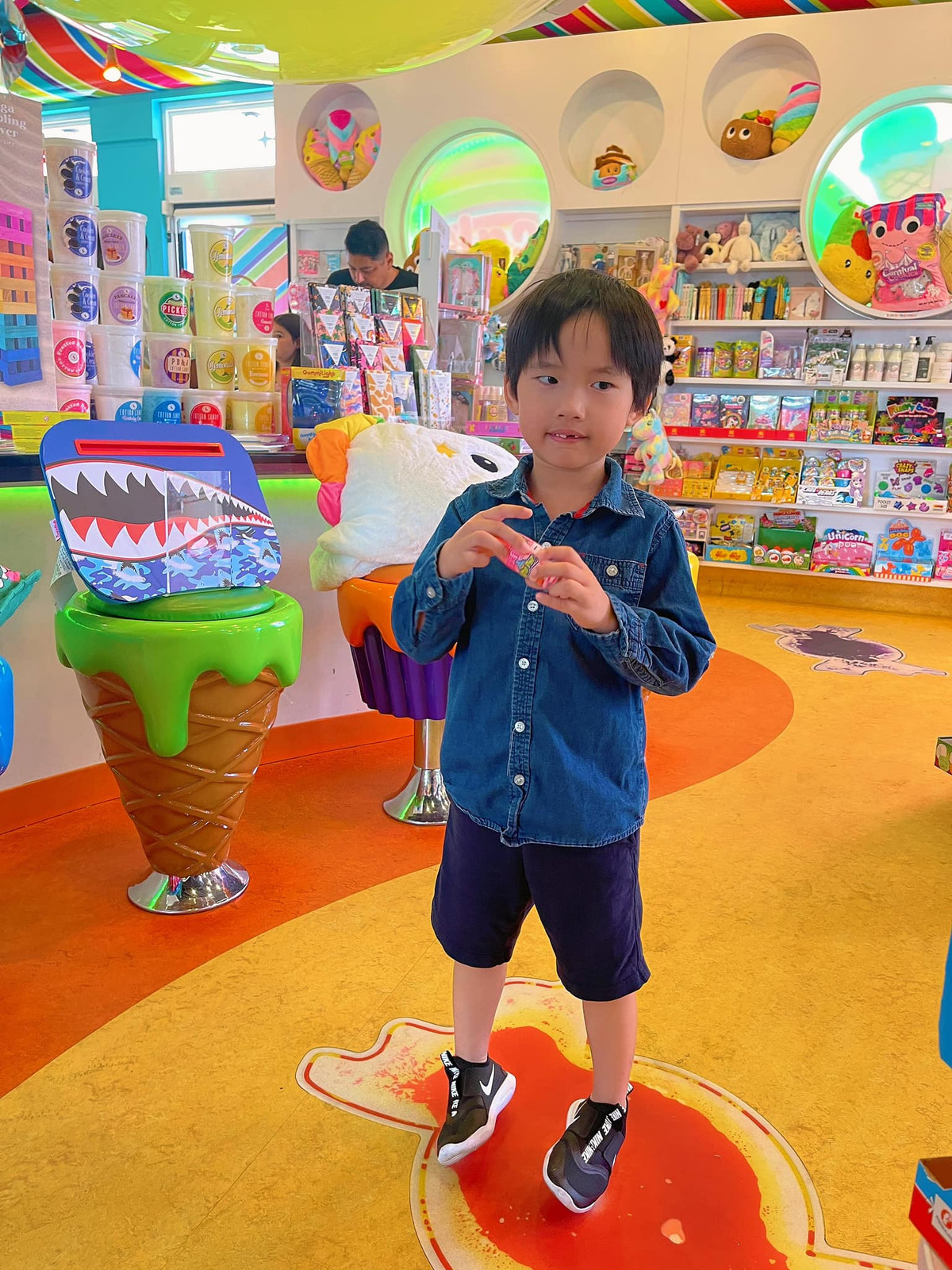 Cậu bé thường xuyên làm mẫu nhí cho mẹ. Ngọc Quyên khen con "có máu người mẫu tạo dáng quá".