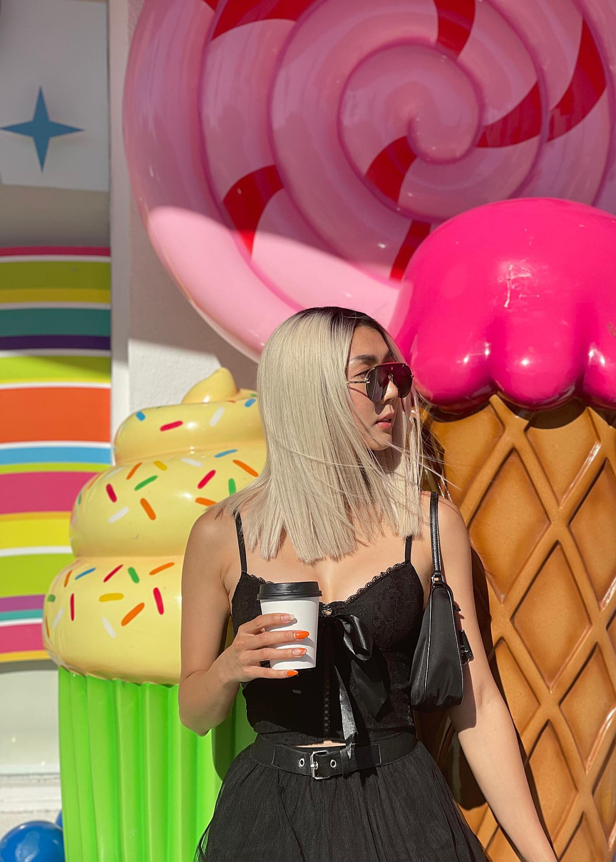 Dù bận con cái lẫn công việc nhưng mỹ nhân sinh năm 1988 vẫn đẹp lên mỗi ngày. Ngọc Quyên chia sẻ: "Người ta nói có con bạn sẽ không được làm đẹp. Con em thì cứ mỗi lần mẹ trang điểm mặc đồ đẹp là “mommy your are beautiful" (mẹ xinh đẹp - PV) nghe có động lực ghê luôn!".