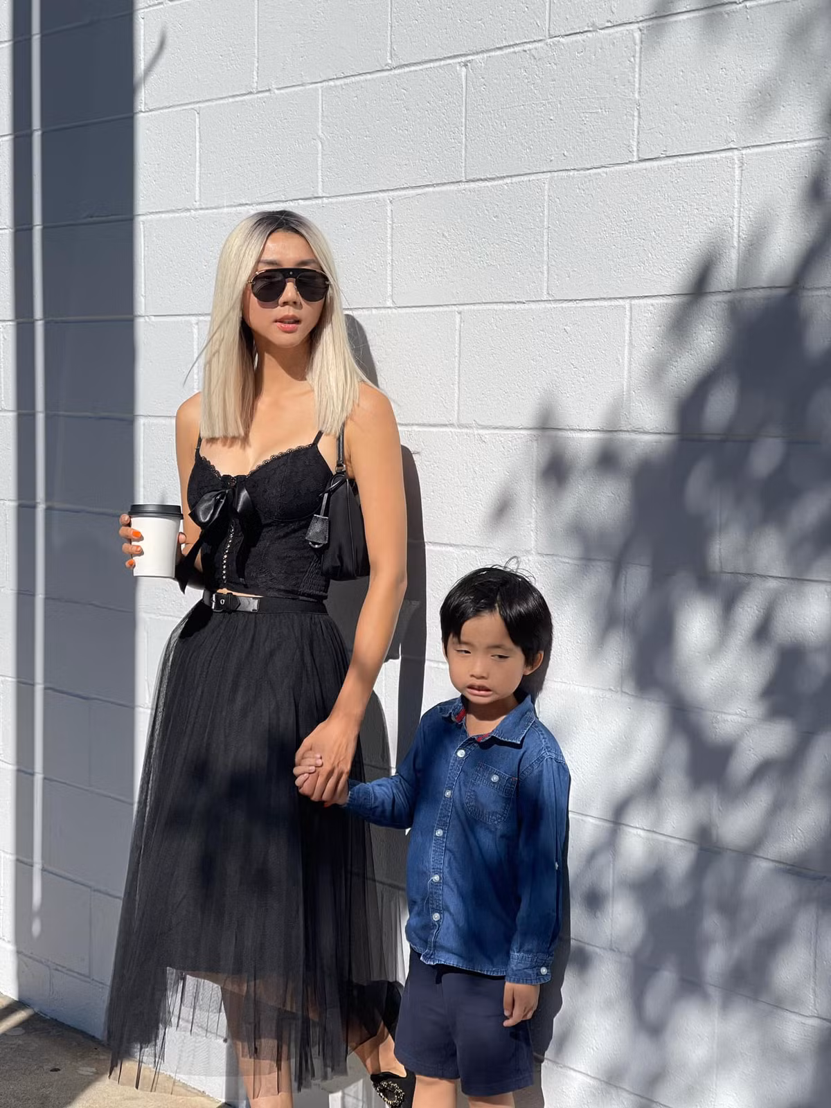 Cựu người mẫu gửi lời nhắn nhủ tới con trai: "Gửi con trai của mẹ! Nhanh quá, con cao quá rồi và giờ thì đi đâu cũng đi với mẹ. Năm nay con vào Lớp mẫu giáo rồi, thời gian qua nhanh quá! Từ ngày mẹ có con mẹ mới hiểu và cám ơn ông trời ban con cho mẹ. Con đến làm mẹ lớn hơn, trách nhiệm hơn và biết sắp xếp cuộc sống hơn...".