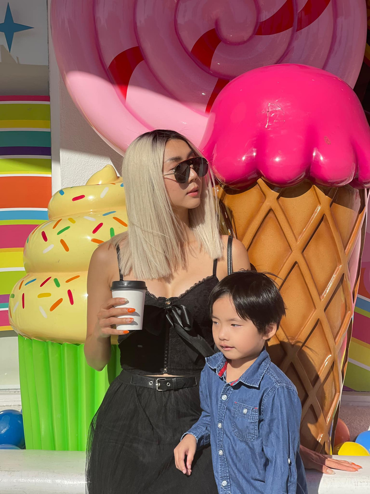 Trên trang cá nhân của mình, Ngọc Quyên vừa đăng tải loạt ảnh đưa con trai 5 tuổi lớn phổng phao đi dạo chơi ở đường phố của nước Mỹ.