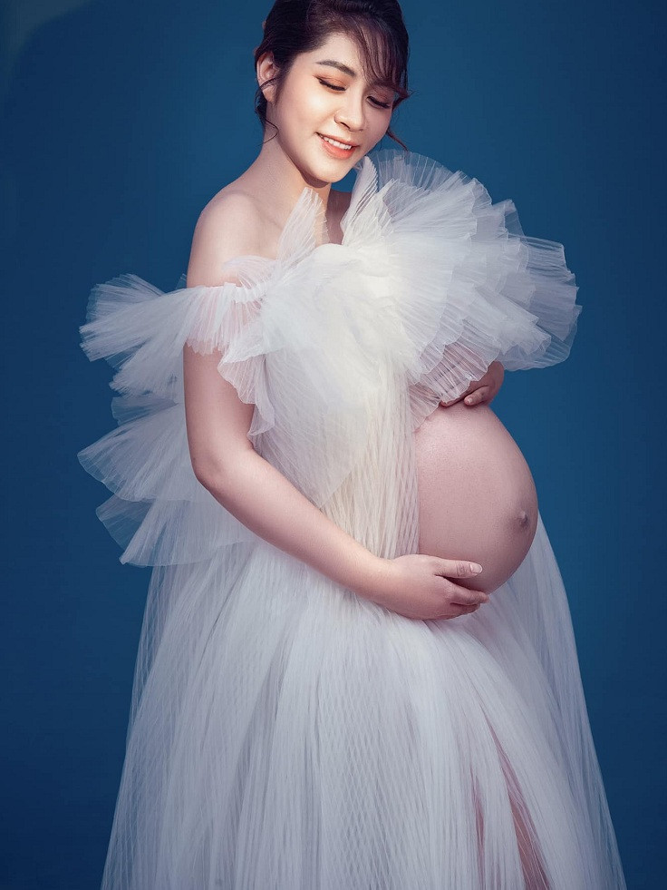 Gần đây Hoa hậu Đại dương Đặng Thu Thảo tiết lộ, khi mang bầu cặp song sinh cô trở nên xấu xí, bụng rạn, mặt mụn chi chít. Đấy cũng là một trong những lý do khiến chồng chê, có nhân tình. Nhiều người không khỏi tò mò nhan sắc các mỹ nhân Việt khi mang bầu thế nào?