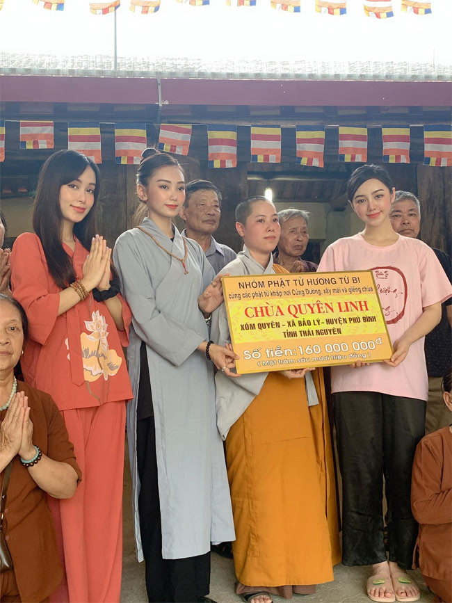 Cô cùng nhóm phật tử Hương Từ Bi quyên góp tiền thiện nguyện.