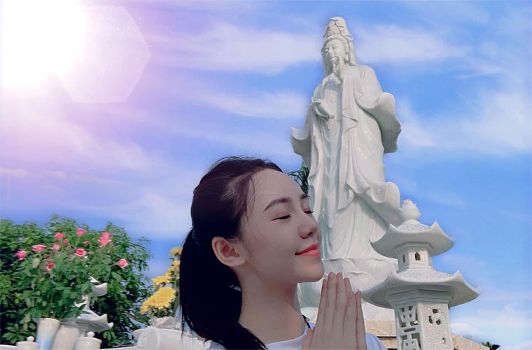 Khác với hình ảnh sang chảnh trên phim, khi đi lễ chùa, Quỳnh Kool giản dị và mộc mạc.