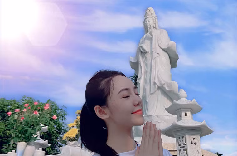 Khác với hình ảnh sang chảnh trên phim, khi đi lễ chùa, Quỳnh Kool giản dị và mộc mạc.