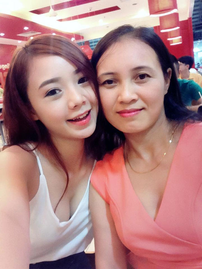 Nữ diễn viên là người rất có hiếu với cha mẹ. Lúc gia đình gặp khó khăn về kinh tế, cô nỗ lực đi đóng sitcom, MV để giúp đỡ gia đình trả nợ khi còn là sinh viên trường Sân khấu Điện ảnh.