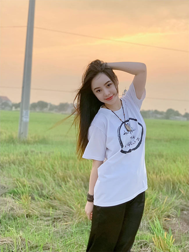 Dù ăn mặc giản dị nhưng nữ diễn viên "Nàng dâu Order" vẫn toát lên vẻ cuốn hút khó tả.