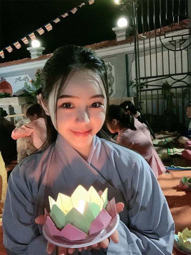 Nữ diễn viên phim "Hướng dương ngược nắng" rất chăm chỉ đi lễ chùa và tham gia các hoạt động thiện nguyện.