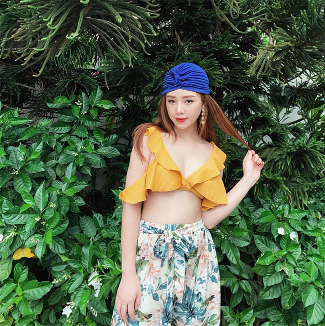 Phong cách thời trang của Quỳnh Kool ngoài đời giúp cô khoe vẻ đẹp thanh xuân.