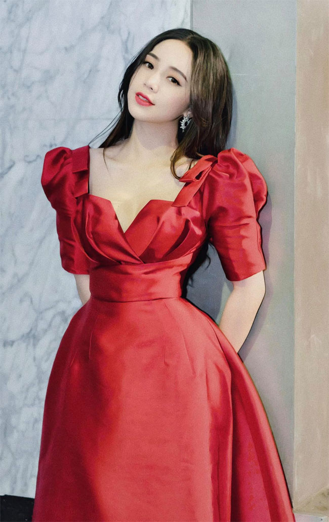 Sở hữu chiều cao 1m63, vóc dáng nhỏ nhắn nhưng quyến rũ, nữ diễn viên sinh năm 1995 theo đuổi phong cách gợi cảm nữ tính.