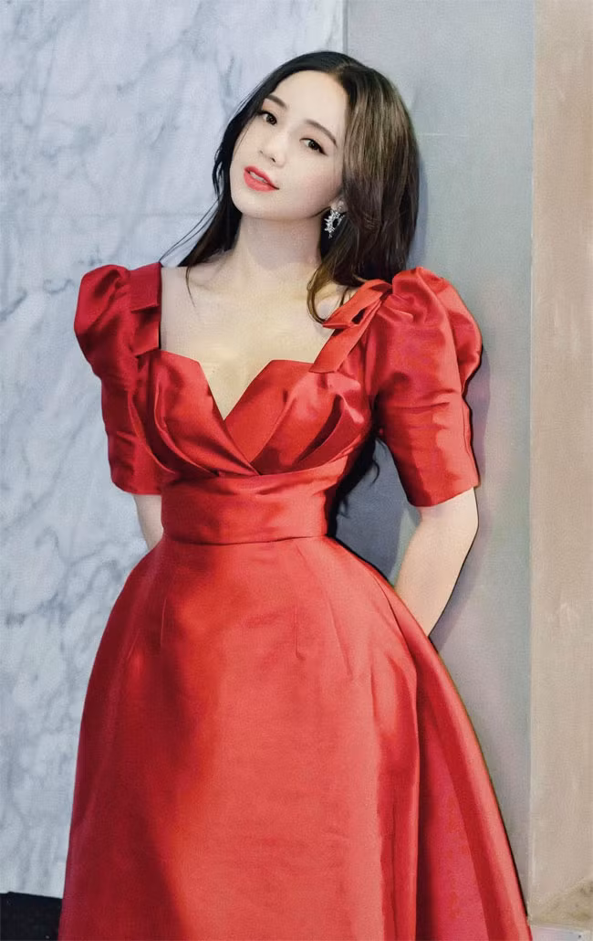 Sở hữu chiều cao 1m63, vóc dáng nhỏ nhắn nhưng quyến rũ, nữ diễn viên sinh năm 1995 theo đuổi phong cách gợi cảm nữ tính.