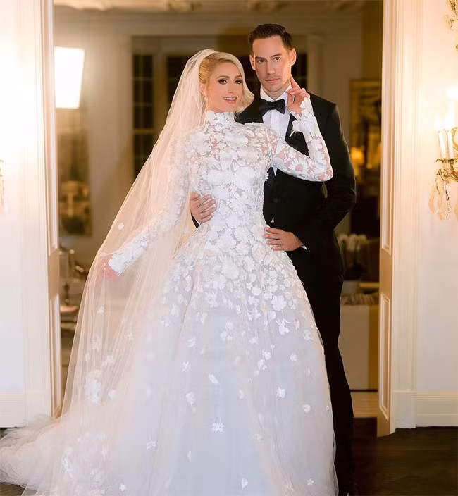 Paris thừa nhận kết hôn là một "cảm giác kỳ diệu" và biết rằng Carter sẽ là một người cha tốt nhất đối với những đứa con trong tương lai của mình. Chồng Paris đã có một con riêng 9 tuổi với người tình trước đó, ngôi sao truyền hình thực tế Laura Bellizzi nhưng Carter cho biết, anh mới chỉ được nhìn thấy con 1 lần. (Ảnh: instagram)