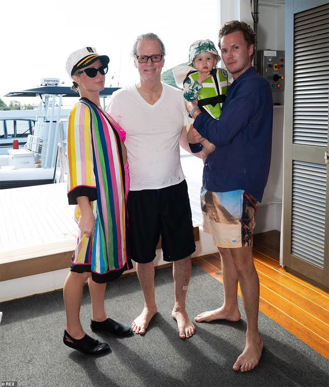Đi nghỉ dưỡng cùng vợ chồng Paris Hilton còn có cha cô, ông Richard Hilton và em trai Barron Hilton II. (Ảnh: Rex)