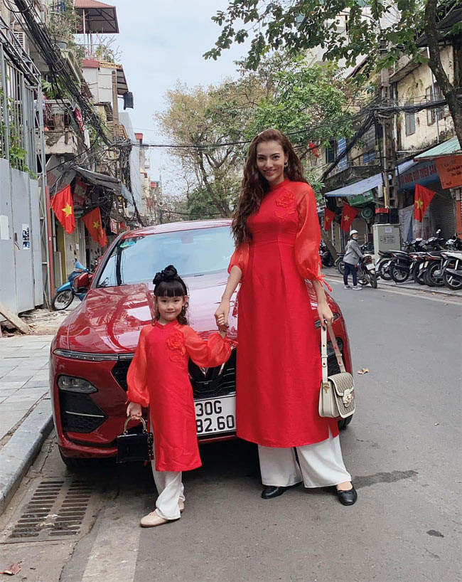 “Từ khi có con, tôi thấy mình như trở thành người khác, không còn tiêu xài hoang phí, không còn sống dựa vào người khác, quan tâm đến bố mẹ nhiều hơn”, "mẹ đơn thân" Hồng Quế cho biết.