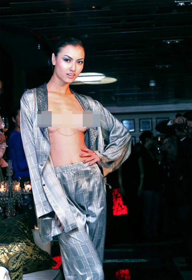 Scandal đầu tiên của cô là màn phanh ngực khi sải bước trên sàn catwalk năm 15 tuổi.