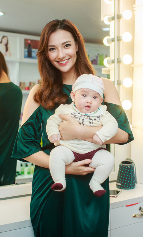 Nhưng kể từ khi sinh con và làm mẹ đơn thân ở tuổi 22, Hồng Quế đã “lắng” hơn.