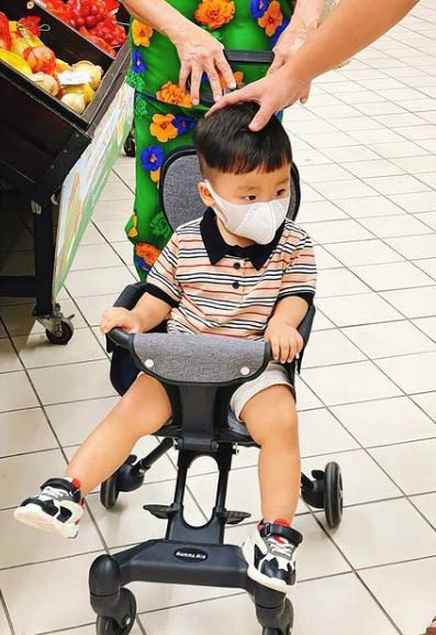 Trước đó, trên trang cá nhân của Bo, Hòa Minzy viết: “Cả nhà nhớ đợi tới 31/5 sinh nhật mẹ Hòa Minzy là Bo chúi sẽ show rõ khuôn mặt cậu bé 20 tháng tuổi nha”.