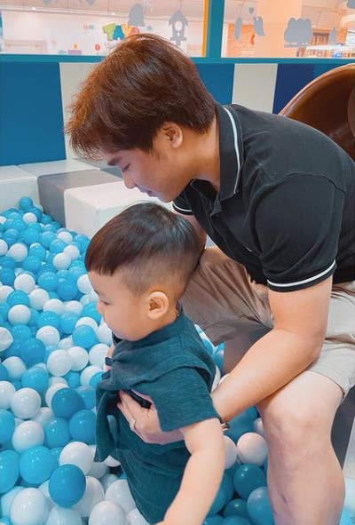 Nhìn bé Bo, ai cũng nhận xét cậu bé giống bố nhiều hơn giống mẹ.