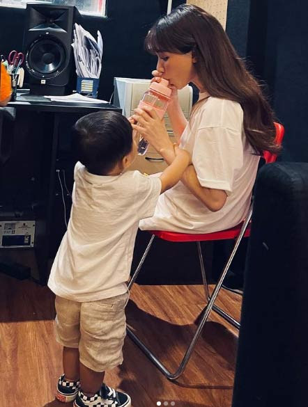 Hòa Minzy cho biết con trai đã bộc lộ năng khiếu âm nhạc khi bập bẹ hát theo những ca khúc của mẹ.